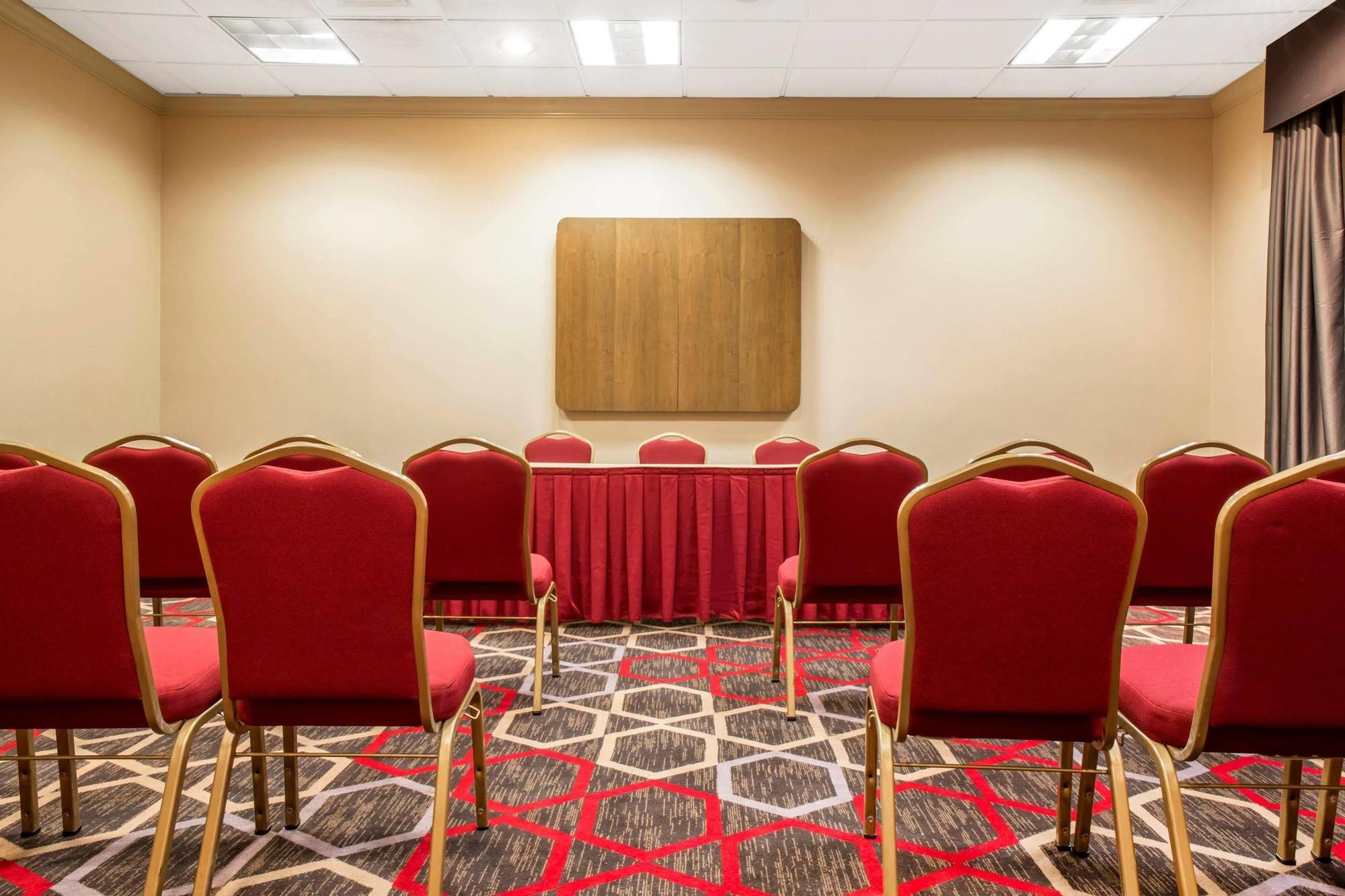 Quality -horse Park Inn 4*